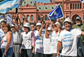 Every day protesters demonstrate in front of the Casa Rosada.