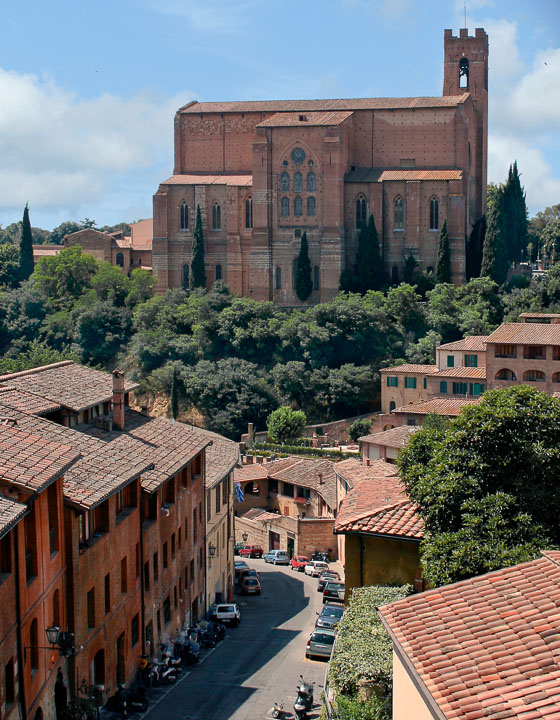 A view into Siena leads you and then up again to it's beautiful cathedral.
