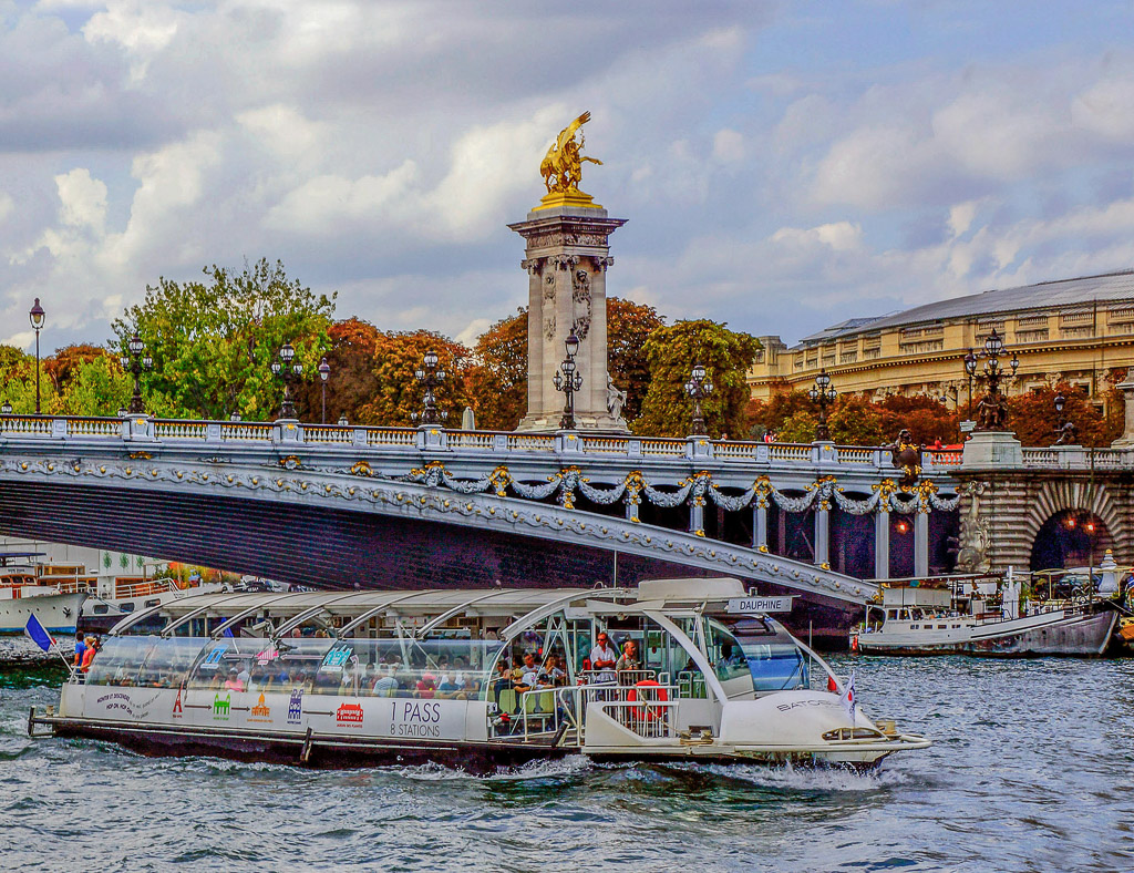 Just one of the many boats that you see any given day on the Seine.