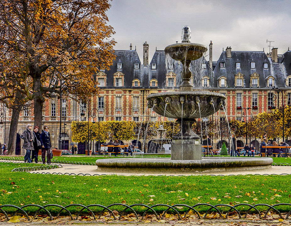 It's a great place in the Marais for shopping, dining, art, a lovely park and aq place to live.