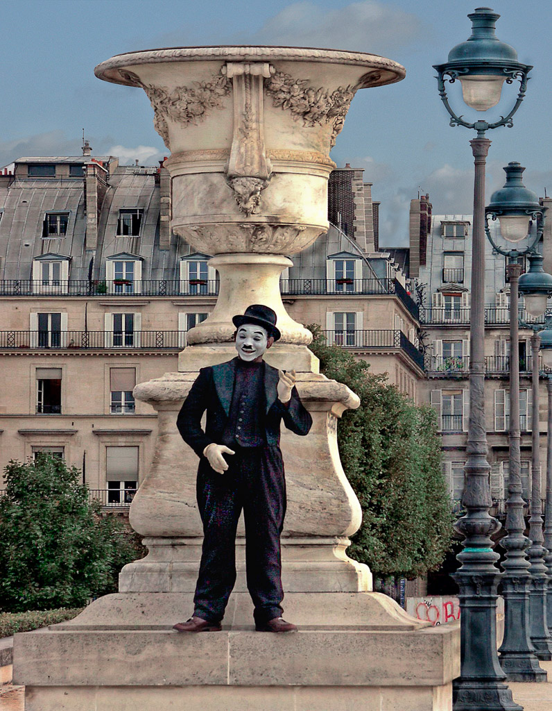 One of the many mimes who perform at the places tourists most often frequent.